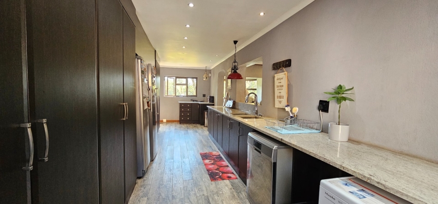 6 Bedroom Property for Sale in Hartbeesfontein North West